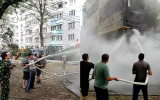 Коммунальщики на поливомоечных машинах потушили горящую квартиру в Воронеже