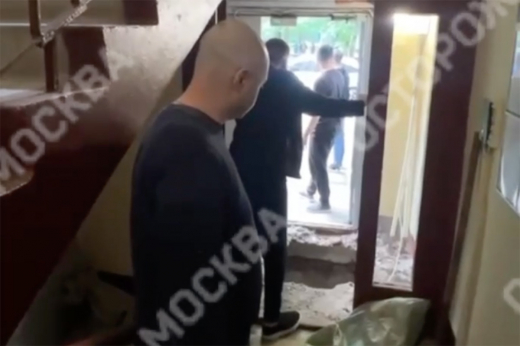 На юго-западе Москвы мужчина провалился в дыру в подъезде
