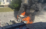 Горящая машина в воронежском ЖК попала на видео