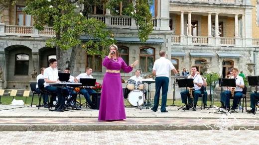 Военные музыканты Росгвардии из Севастополя выступили на открытии сезонного музейного праздника во дворце Александра III