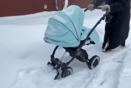 Москвичка прикрепила лопату к коляске и попала на видео