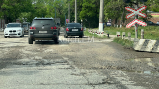 Водители Керчи просят провести ямочный ремонт около ж/д переезда на Кирова