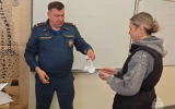 В Балашихе многодетным семьям вручают пожарные извещатели