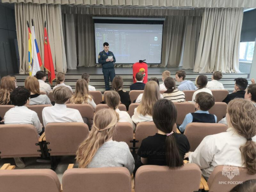 Сотрудники МЧС продолжают обучать школьников Домодедова основам безопасного поведения и знакомить со своей профессией
