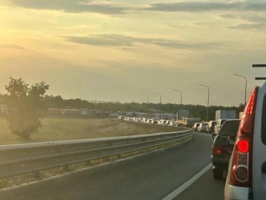 Воронежцы встали в пробке из-за рассыпанного песка