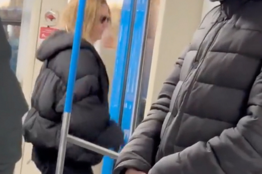 Россияне раскритиковали танец девушки в вагоне московского метро
