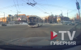 Автобус едва не устроил ДТП, проехав на красный на перекрёстке в Воронеже