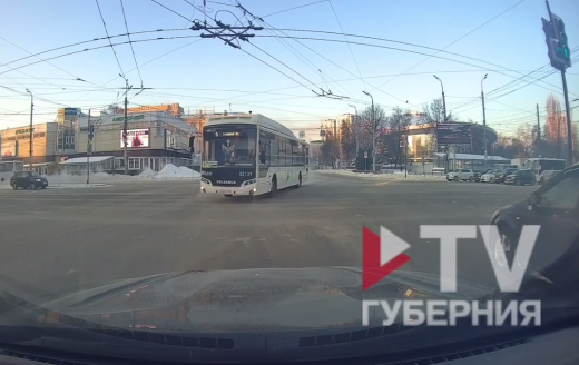 Автобус едва не устроил ДТП, проехав на красный на перекрёстке в Воронеже