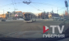 Автобус едва не устроил ДТП, проехав на красный на перекрёстке в Воронеже
