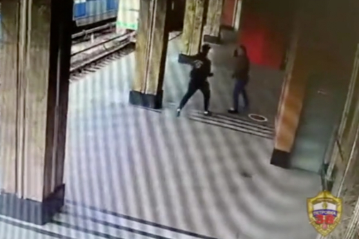 Рукопашный бой на станции московского метро попал на видео