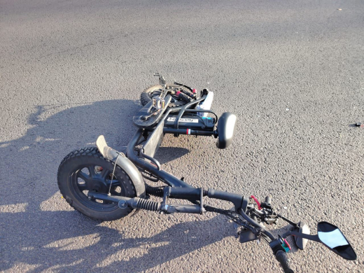 Водитель электроскутера попал под колёса иномарки на аварийном перекрёстке в Воронеже