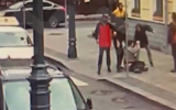 Групповое избиение мужчины в центре Москвы попало на видео