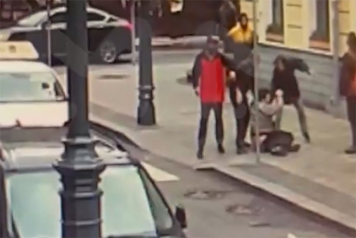 Групповое избиение мужчины в центре Москвы попало на видео