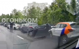 В Москве автомобиль каршеринга на скорости врезался в несколько дорогих машин на парковке