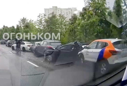 В Москве автомобиль каршеринга на скорости врезался в несколько дорогих машин на парковке