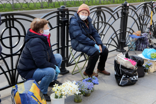 Москвичи затосковали по продающим цветы у метро бабушкам