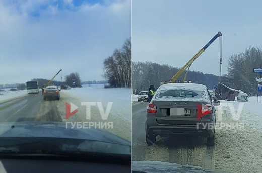 Фура съехала с трассы в Воронежской области и завалилась на бок