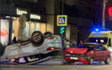 В центре Воронежа машина перевернулась на крышу после ДТП