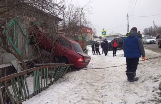 Автомобиль протаранил частный дом в воронежском селе