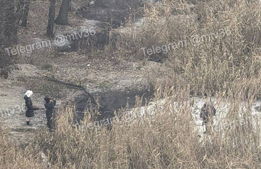 Безрассудные школьники гуляют по тонкому льду Воронежского водохранилища
