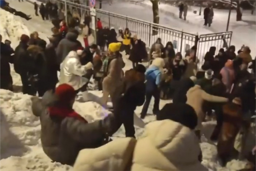 Гора снега на одной из московских улиц стала «достопримечательностью»