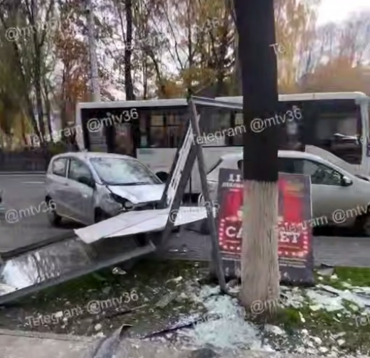 В центре Воронежа машина влетела в рекламный стенд