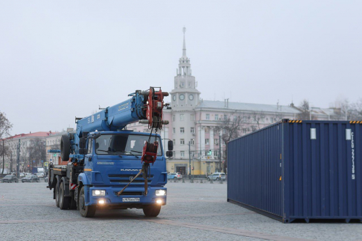 На площади Ленина начали собирать главную новогоднюю елку Воронежа