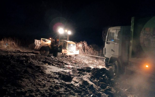 Больше 160 тонн мусора из трех районов области застряли у полигона в Анне