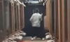 Энергичный танец пассажира в вагоне метро попал на видео