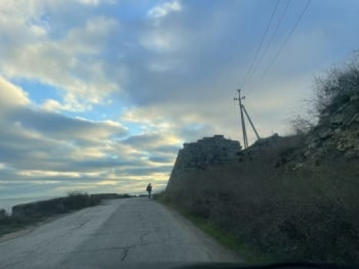Дыры на дороге к Еникале в Керчи засыпали асфальтовой крошкой