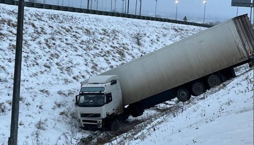 Иномарка столкнула фуру с трассы в Воронежской области