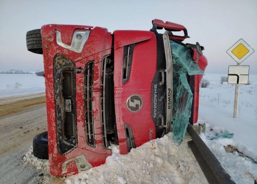 Дальнобойщик выжил в жуткой автокатастрофе на трассе под Воронежем