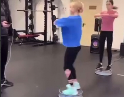 Сети завирусилось видео с воронежской фигуристкой