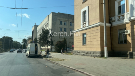 На Свердлова рабочие перекладывали просевшую плитку