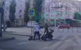 Электромопед сбил девушку на «зебре» в Воронеже: видео
