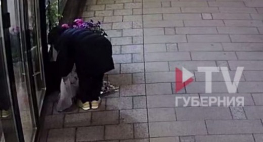 «Идеальное преступление»: женщина в маске вырвала с корнем цветы возле магазина в центре Воронежа