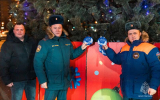 В Чехове сотрудники МЧС России исполнили новогодние желания детей