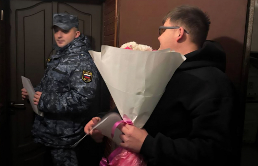 Злостная алиментщица попалась воронежским приставам, притворившимся доставщиками цветов