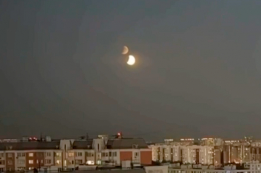 Очевидцы сняли на видео лунное затмение над Москвой