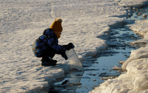 Двое жителей Балашихи бросились в ледяную воду ради спасения детей