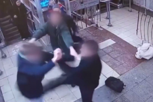 Москвич сломал скулу пассажиру метро из-за отказа пропустить его на эскалаторе