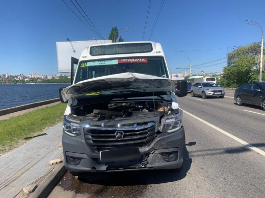 Четверо пассажиров маршрутки пострадали в массовом ДТП на Чернавском мосту в Воронеже