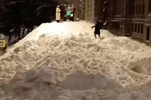 Улица в центре Москвы оказалась завалена снегом