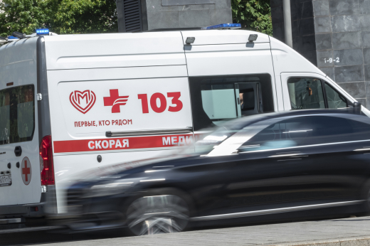 Врачи под Москвой спасли мужчину, который едва не отрезал себе ноги мотоблоком
