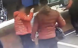 Избиение женщины грабителем в Москве попало на видео