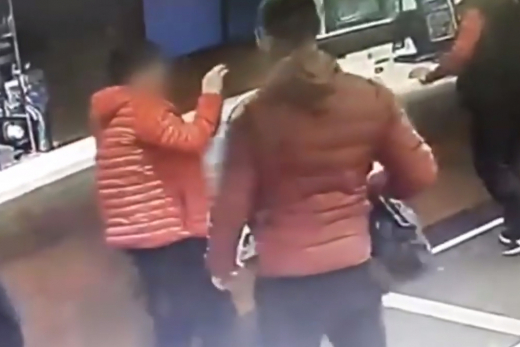 Избиение женщины грабителем в Москве попало на видео