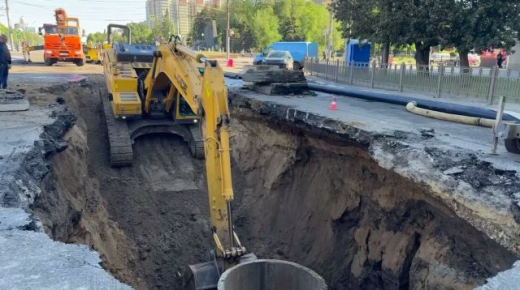 Семиметровый котлован вырыли на месте коммунальной аварии на Московском проспекте в Воронеже