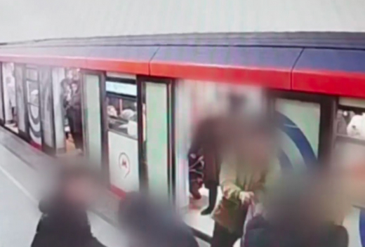 Пассажиры метро в Москве задержали подростка, пытавшегося ограбить девушку