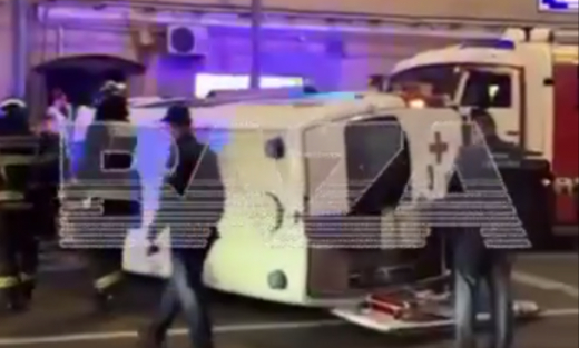 Машина скорой помощи перевернулась в центре Москвы после ДТП, есть пострадавшие