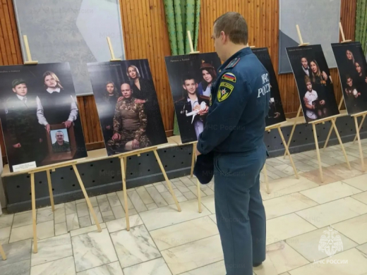 Сотрудники Сергиево-Посадского пожарно-спасательного гарнизона приняли участие в патриотической фотовыставке